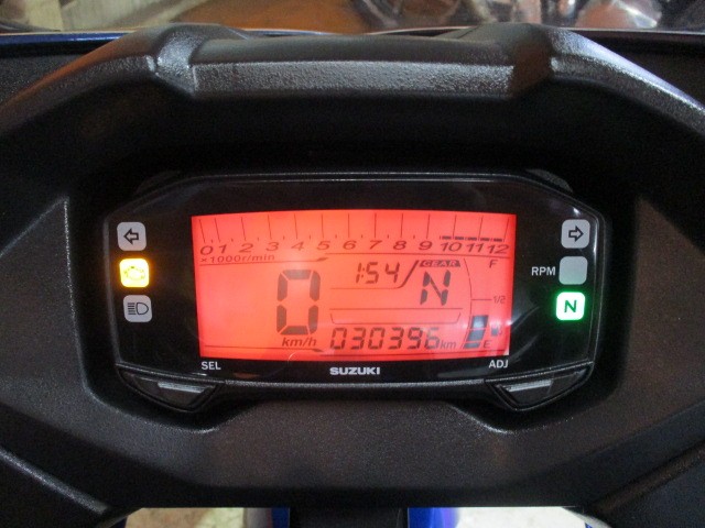 走行もまだまだの３０３９６ｋｍ！このモデルのジグサーはインパネにシフトインジケーター装備ですよ！